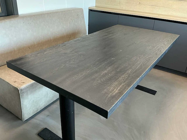 Tafel met metalen onderstel - afbeelding 3 van  4