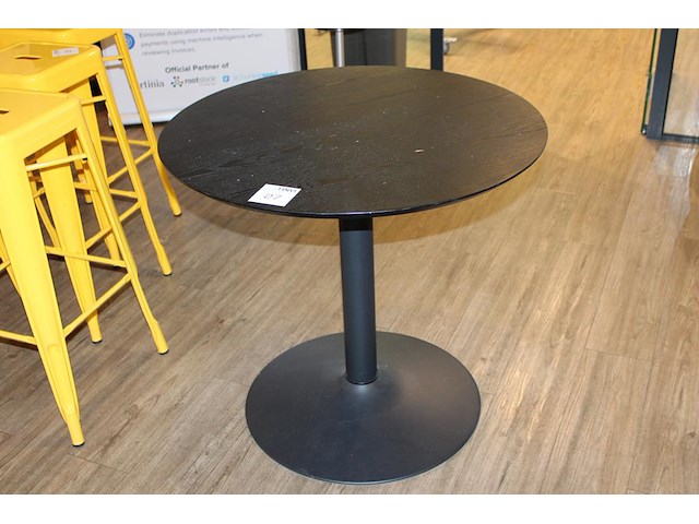 Tafel met metalen poot. doorsnede 80 cm en hoogte 74 cm. - afbeelding 1 van  2