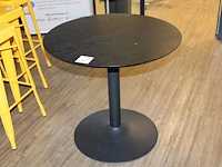 Tafel met metalen poot. doorsnede 80 cm en hoogte 74 cm. - afbeelding 1 van  2