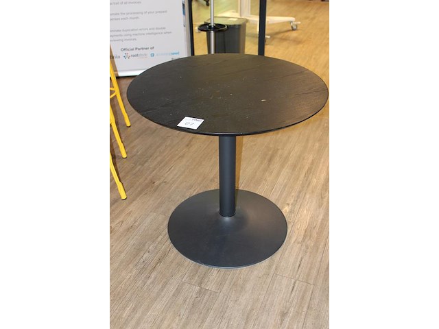 Tafel met metalen poot. doorsnede 80 cm en hoogte 74 cm. - afbeelding 2 van  2