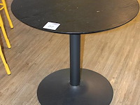 Tafel met metalen poot. doorsnede 80 cm en hoogte 74 cm. - afbeelding 2 van  2