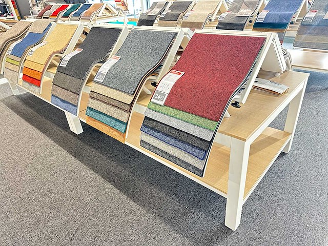 Tafel met stalen displays voor vloerbedekking (12x) - afbeelding 1 van  6