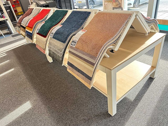 Tafel met stalen displays voor vloerbedekking (12x) - afbeelding 4 van  6