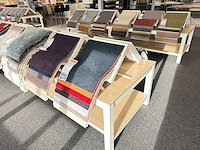 Tafel met stalen displays voor vloerbedekking (12x) - afbeelding 6 van  6