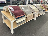 Tafel met stalen displays voor vloerbedekking (12x)