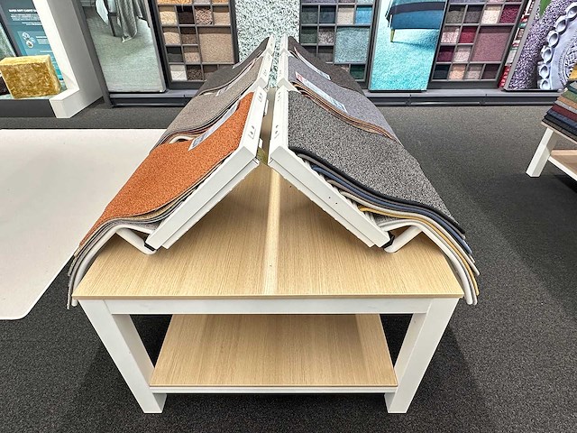 Tafel met stalen displays voor vloerbedekking (12x) - afbeelding 2 van  3