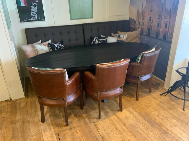 Tafel met stoelen en bank restaurantinrichting - afbeelding 1 van  3