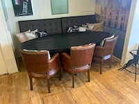 Tafel met stoelen en bank restaurantinrichting