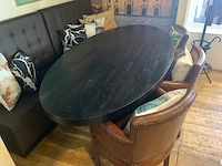 Tafel met stoelen en bank restaurantinrichting - afbeelding 2 van  3