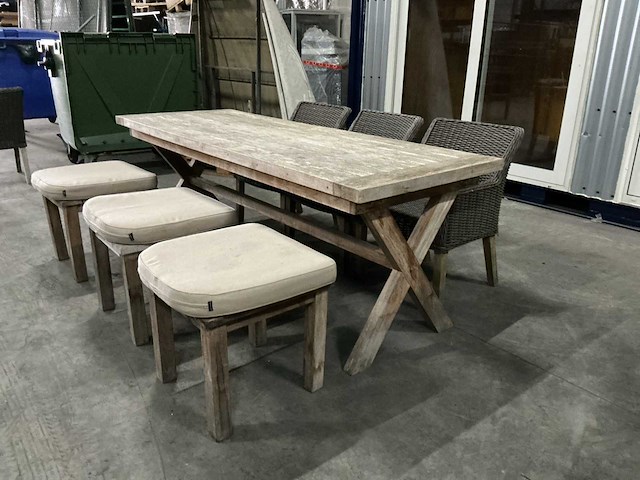 Tafel met stoelen en krukjes - afbeelding 1 van  8