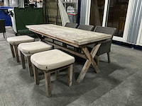 Tafel met stoelen en krukjes - afbeelding 1 van  8