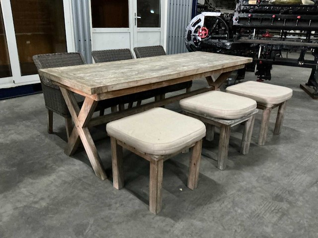 Tafel met stoelen en krukjes - afbeelding 2 van  8
