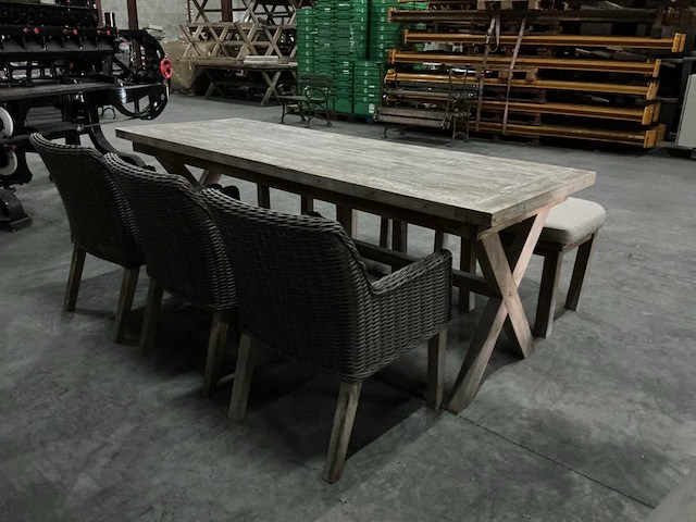 Tafel met stoelen en krukjes - afbeelding 3 van  8