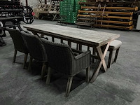 Tafel met stoelen en krukjes - afbeelding 3 van  8
