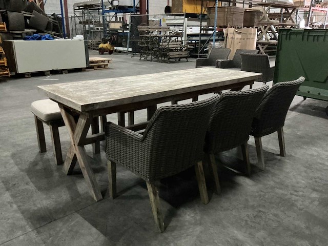 Tafel met stoelen en krukjes - afbeelding 4 van  8