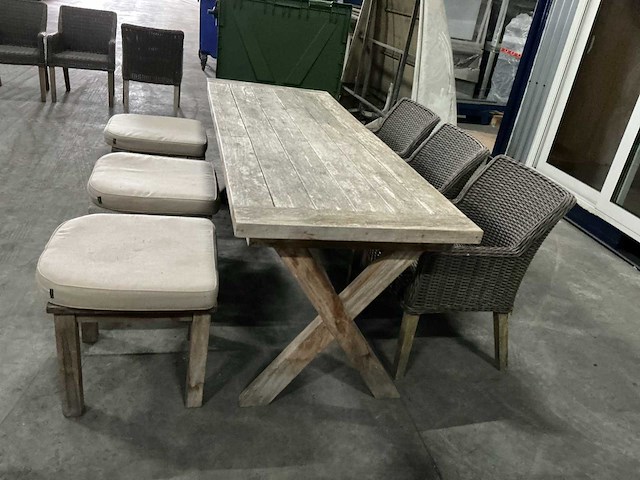 Tafel met stoelen en krukjes - afbeelding 5 van  8
