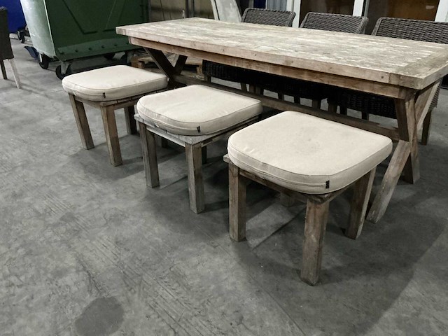 Tafel met stoelen en krukjes - afbeelding 6 van  8
