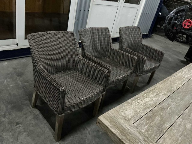 Tafel met stoelen en krukjes - afbeelding 7 van  8