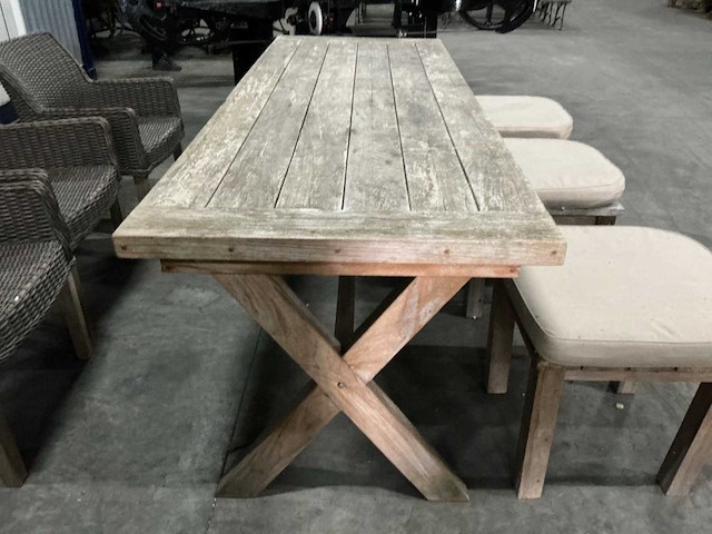 Tafel met stoelen en krukjes - afbeelding 8 van  8