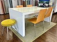 Tafel met stoelen en vloerkleed - afbeelding 1 van  7