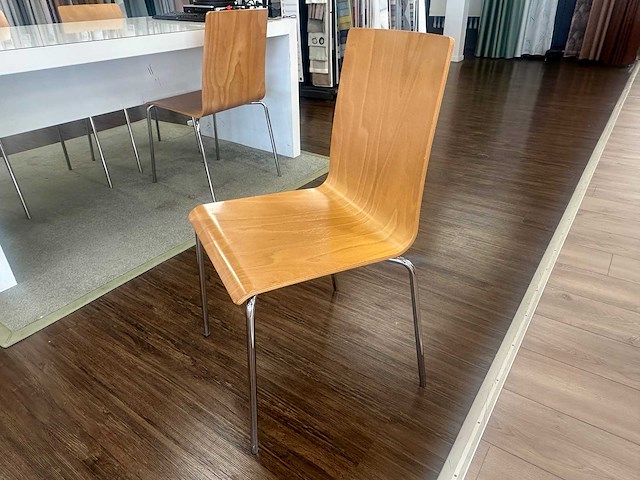 Tafel met stoelen en vloerkleed - afbeelding 3 van  7