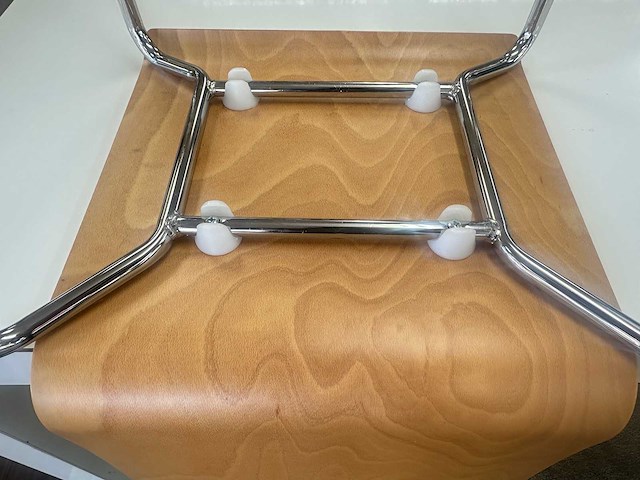 Tafel met stoelen en vloerkleed - afbeelding 4 van  7