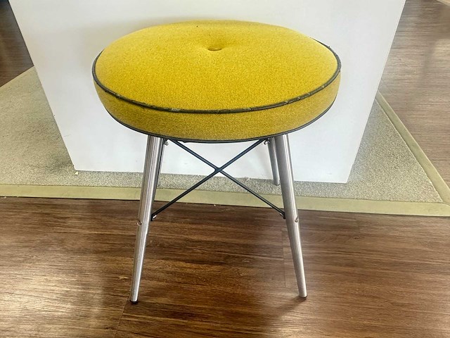 Tafel met stoelen en vloerkleed - afbeelding 5 van  7