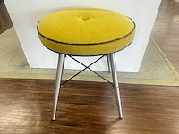 Tafel met stoelen en vloerkleed - afbeelding 5 van  7