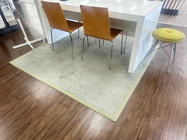 Tafel met stoelen en vloerkleed - afbeelding 7 van  7