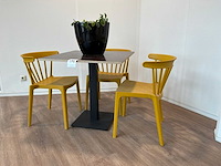 Tafel met stoelen - afbeelding 1 van  4