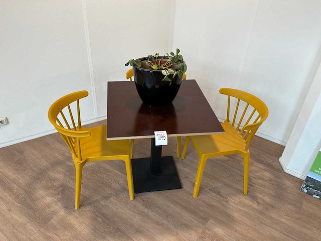 Tafel met stoelen - afbeelding 3 van  4