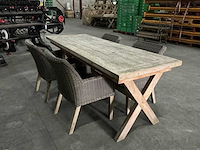 Tafel met stoelen - afbeelding 3 van  7
