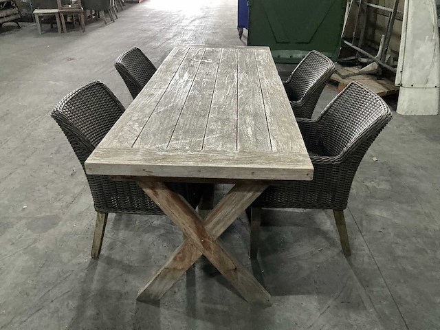 Tafel met stoelen - afbeelding 3 van  4