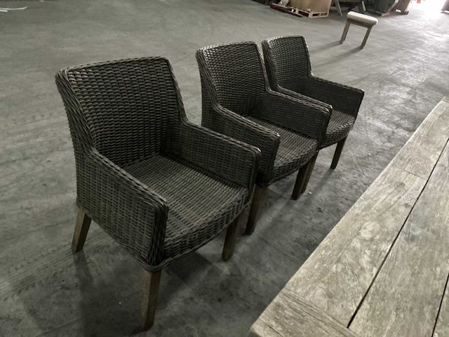 Tafel met stoelen - afbeelding 5 van  8