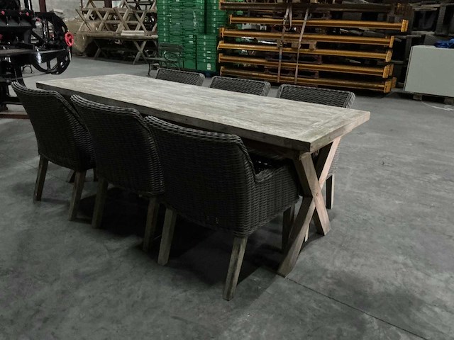 Tafel met stoelen - afbeelding 3 van  8