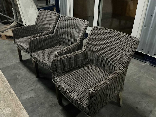 Tafel met stoelen - afbeelding 7 van  8