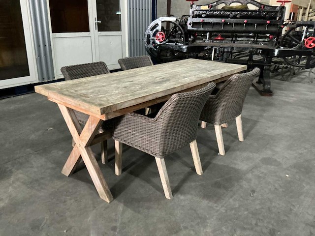 Tafel met stoelen - afbeelding 2 van  7