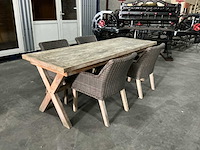 Tafel met stoelen - afbeelding 2 van  7