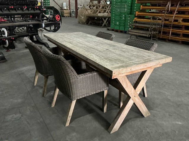 Tafel met stoelen - afbeelding 3 van  7