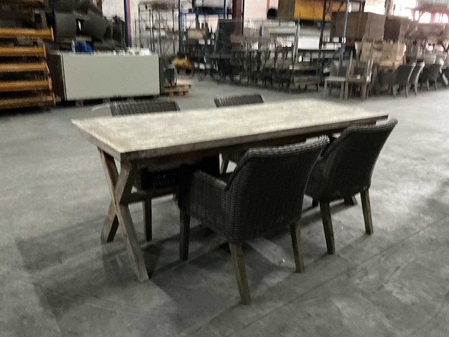 Tafel met stoelen - afbeelding 4 van  7