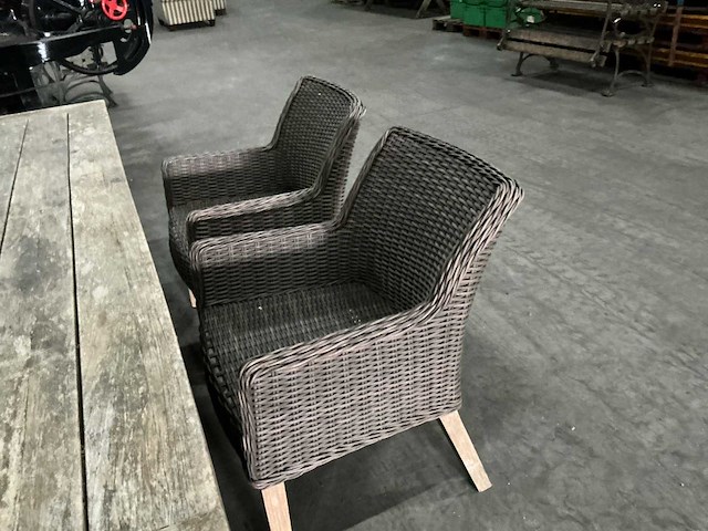 Tafel met stoelen - afbeelding 6 van  7