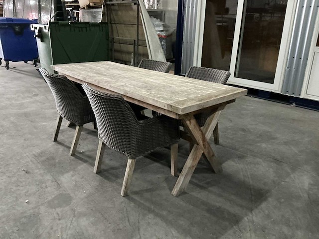 Tafel met stoelen - afbeelding 1 van  7