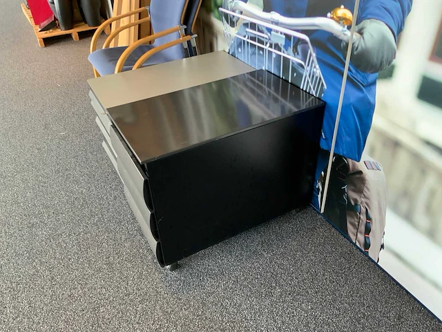 Tafel met stoelen - afbeelding 2 van  10