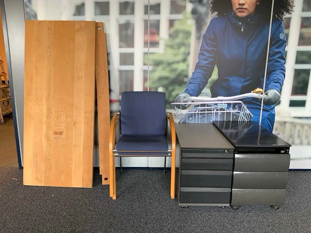 Tafel met stoelen - afbeelding 3 van  10