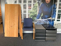 Tafel met stoelen - afbeelding 3 van  10