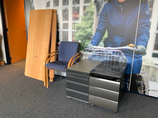 Tafel met stoelen - afbeelding 4 van  10