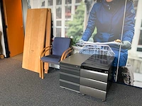 Tafel met stoelen - afbeelding 4 van  10