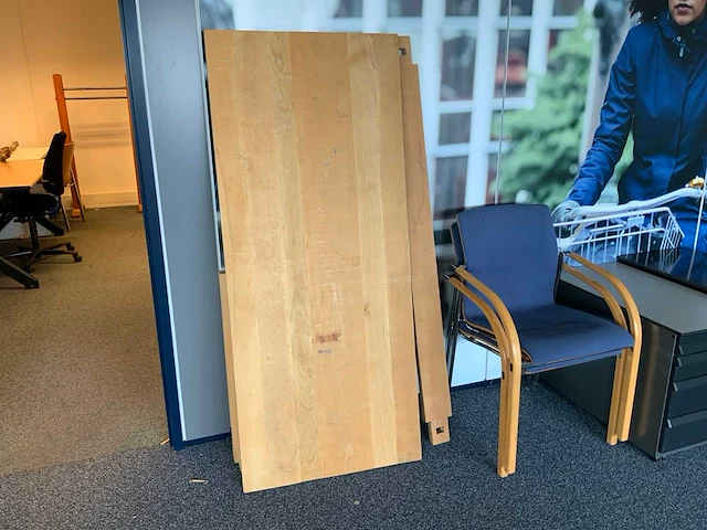 Tafel met stoelen - afbeelding 5 van  10
