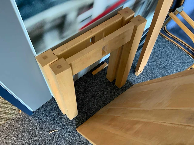 Tafel met stoelen - afbeelding 6 van  10