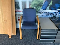 Tafel met stoelen - afbeelding 8 van  10